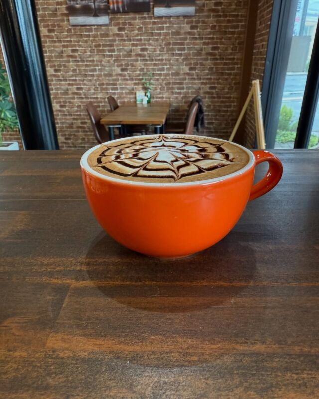 カフェモカ(ホット) 450円  エスプレッソとMONINダークチョコにミルクを注いで
チョコソースでおめかししてます🍀  甘〜いラテがお好きな方はぜひお試しください！  今週は4/28(月)、30(水)、5/2(金)の3日間だけの営業ですがご都合良ければ、ご来店お待ちしております✨  *-*-*-*-*-*-*-*-*-*-*-*-*-*-*-*-*-*-*-*-*-*-*-*-*
🍊ORANGE COFFEE STAND 🍊  〒683-0804
鳥取県米子市米原7-2-1 
マツヤショールーム内
OPEN 10:30 ⇨ CLOSE 16:30 (LO 16:00)
定休日 木 / 日 / 祝
キャッシュレス決済 各種対応
駐車場 有  *-*-*-*-*-*-*-*-*-*-*-*-*-*-*-*-*-*-*-*-*-*-*  #orange_coffee_stand #orangecoffeestand #cafe #coffee #米子カフェ #カフェモカ