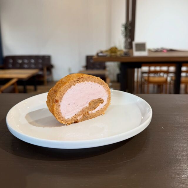 抹茶×桜ロールパフェは桜パウダーが無くなった為、
抹茶×苺ロールパフェに変更とさせていただきます  ほんのり苺の生地にはベリーソースを混ぜたクリームを巻いています🍓  こちらは5月末までの期間限定メニューです♪  *-*-*-*-*-*-*-*-*-*-*-*-*-*-*-*-*-*-*-*-*-*-*-*-*
🍊ORANGE COFFEE STAND 🍊  〒683-0804
鳥取県米子市米原7-2-1 
マツヤショールーム内
OPEN 10:30 ⇨ CLOSE 16:30 (LO 16:00)
定休日 木 / 日 / 祝
キャッシュレス決済 各種対応
駐車場 有  *-*-*-*-*-*-*-*-*-*-*-*-*-*-*-*-*-*-*-*-*-*-*  #orange_coffee_stand #orangecoffeestand #cafe #coffee #米子カフェ #抹茶パフェ