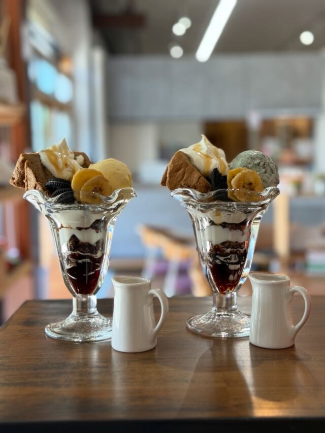 【NEW】コーヒーパフェ 800円  今回のパフェはバニラアイスかチョコミントアイスをお選びいただけます
エスプレッソをかけてお召し上がりください  バニラアイスorチョコミントアイス
コーヒーシフォンケーキ
生クリーム
バナナチップ
ココアクッキー
牛乳プリン
自家製チョコグラノーラ
お店で淹れたアイスコーヒーゼリー
の層になっています☺️  ぜひお試し下さい✨  *-*-*-*-*-*-*-*-*-*-*-*-*-*-*-*-*-*-*-*-*-*-*-*-*
🍊ORANGE COFFEE STAND 🍊  〒683-0804
鳥取県米子市米原7-2-1 
マツヤショールーム内
OPEN 10:30 ⇨ CLOSE 16:30 (LO 16:00)
定休日 木 / 日 / 祝
キャッシュレス決済 各種対応
駐車場 有  *-*-*-*-*-*-*-*-*-*-*-*-*-*-*-*-*-*-*-*-*-*-*  #orange_coffee_stand #orangecoffeestand #cafe #coffee #米子カフェ #コーヒーパフェ
