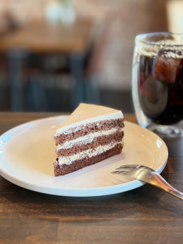 コーヒーショート 400円  アイスコーヒー 300円  スイーツ＋ドリンクをご注文頂くと合計金額から50円引き♪  今日のおすすめは、コーヒーショートです☕️  おやつタイムにぜひ☺️  #orange_coffee_stand #orangecoffeestand #cafe #coffee #米子カフェ #コーヒーショート #アイスコーヒー