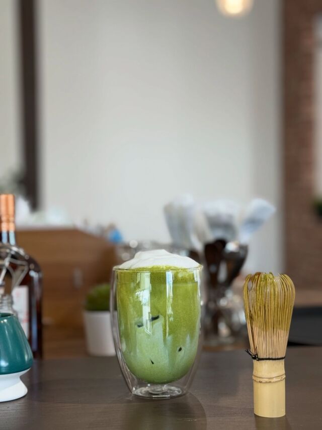 抹茶ラテ(アイス) 450円  コーヒースタンドですがコーヒー以外も楽しめます  きび砂糖を少し使用しております
お砂糖抜きでお作りすることも可能です
お気軽にどうぞ🍵  🍊ORANGE COFFEE STAND 🍊  〒683-0804
鳥取県米子市米原7-2-1 
マツヤショールーム内
OPEN 10:30 ⇨ CLOSE 16:30 (LO 16:00)
定休日 木 / 日 / 祝
キャッシュレス決済 各種対応
駐車場 有  #orange_coffee_stand #orangecoffeestand #cafe #coffee #米子カフェ #抹茶ラテ
