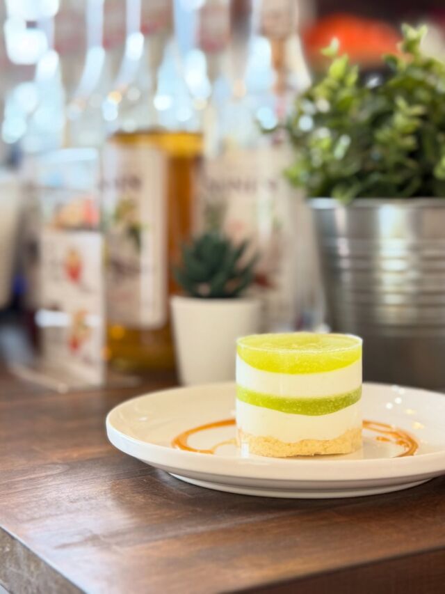 メロンムース 400円  夏のフルーツといえばメロン🍈との
お声を頂いたので登場しました！  メロンの果肉を使ったムースとゼリーの層をお楽しみください  お好きなドリンクと一緒にご注文で50円引き♪  🍊ORANGE COFFEE STAND 🍊  〒683-0804
鳥取県米子市米原7-2-1 
マツヤショールーム内
OPEN 10:30 ⇨ CLOSE 16:30 (LO 16:00)
定休日 木 / 日 / 祝
キャッシュレス決済 各種対応
駐車場 有  #orange_coffee_stand #orangecoffeestand #cafe #coffee #米子カフェ #メロンのムース #夏スイーツ