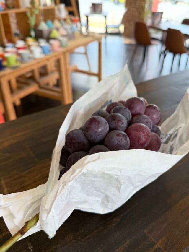 ぶどうが花束みたいに見えてきれいです🍇  皮をむいてコンポートにしていきます  ※明日9/27(土)はカフェはお休みです
ショールームは営業しております！  *-*-*-*-*-*-*-*-*-*-*-*-*-*-*-*-*-*-*-*-*-*-*-*-*
🍊ORANGE COFFEE STAND 🍊  〒683-0804
鳥取県米子市米原7-2-1 
マツヤショールーム内
OPEN 10:30 ⇨ CLOSE 16:30 (LO 16:00)
定休日 木 / 日 / 祝
キャッシュレス決済 各種対応
駐車場 有  *-*-*-*-*-*-*-*-*-*-*-*-*-*-*-*-*-*-*-*-*-*-*
#orange_coffee_stand #orangecoffeestand #cafe #coffee #米子カフェ #秋パフェ