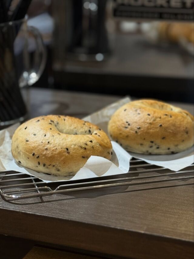 今年もおいものベーグル、焼きはじめました  秋冬の間は焼いていきたいと思います🍠  おいもベーグル 200円  お好きなドリンクを一緒にご注文頂くと
合計金額から50円引き♪  *-*-*-*-*-*-*-*-*-*-*-*-*-*-*-*-*-*-*-*-*-*-*-*-*
🍊ORANGE COFFEE STAND 🍊  〒683-0804
鳥取県米子市米原7-2-1 
マツヤショールーム内
OPEN 10:30 ⇨ CLOSE 16:30 (LO 16:00)
定休日 木 / 日 / 祝
キャッシュレス決済 各種対応
駐車場 有  *-*-*-*-*-*-*-*-*-*-*-*-*-*-*-*-*-*-*-*-*-*-*-*-*  #orange_coffee_stand #orangecoffeestand #cafe #coffee #米子カフェ #おいもベーグル