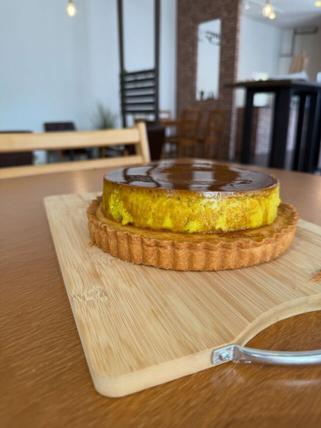 今年最後の営業は、お問い合わせの多かったカボチャプリンのタルトが登場しています😋
その他には
・オレンジのベイクドチーズケーキ
・マロンショート
等、ご用意してお待ちしております  各種400円
お好きなドリンクと一緒にご注文で
合計金額から50円引き♪  暖かくしてお出かけ下さい⛄️  *-*-*-*-*-*-*-*-*-*-*-*-*-*-*-*-*-*-*-*-*-*-*-*-*
🍊ORANGE COFFEE STAND 🍊  〒683-0804
鳥取県米子市米原7-2-1 
マツヤショールーム内
OPEN 10:30 ⇨ CLOSE 16:30 (LO 16:00)
定休日 木 / 日 / 祝
キャッシュレス決済 各種対応
駐車場 有  *-*-*-*-*-*-*-*-*-*-*-*-*-*-*-*-*-*-*-*-*-*-*-*-*
#オレンジコーヒースタンド #日替わりケーキ