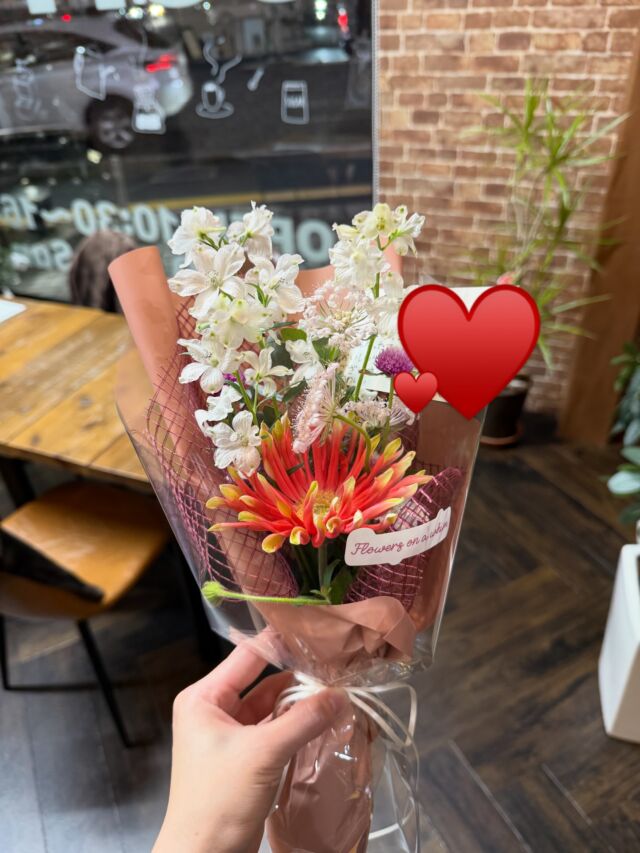 先日、ケーキのお礼に花束を頂きました  手書きのメッセージ付きでとても嬉しく思います🥰  ありがとうございました💐  益々お仕事、頑張れそうです！  *-*-*-*-*-*-*-*-*-*-*-*-*-*-*-*-*-*-*-*-*-*-*-*-*
🍊ORANGE COFFEE STAND 🍊  〒683-0804
鳥取県米子市米原7-2-1 
マツヤショールーム内
OPEN 10:30 ⇨ CLOSE 16:30 (LO 16:00)
定休日 木 / 日 / 祝
キャッシュレス決済 各種対応
駐車場 有  *-*-*-*-*-*-*-*-*-*-*-*-*-*-*-*-*-*-*-*-*-*-*-*-*
#花束 #米子カフェ #orange_coffee_stand