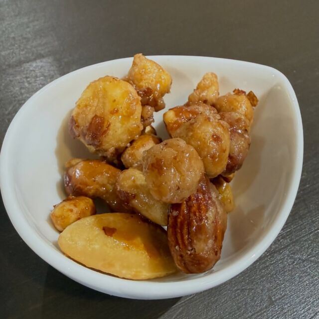 子どもの頃、チョコの中に入っているナッツは苦手でした  おいしいナッツのキャラメリゼに出会ってからナッツ類も好きになりました  オレンジのベイクドチーズケーキに添えてます🍊  日替わりケーキ各種400円
お好きなドリンクを一緒にご注文いただくと
合計金額から50円引きです🎶  *-*-*-*-*-*-*-*-*-*-*-*-*-*-*-*-*-*-*-*-*-*-*-*-*
🍊ORANGE COFFEE STAND 🍊  〒683-0804
鳥取県米子市米原7-2-1 
マツヤショールーム内
OPEN 10:30 ⇨ CLOSE 16:30 (LO 16:00)
定休日 木 / 日 / 祝
キャッシュレス決済 各種対応
駐車場 有  *-*-*-*-*-*-*-*-*-*-*-*-*-*-*-*-*-*-*-*-*-*-*-*-*
#オレンジコーヒースタンド #米子カフェ #takeout