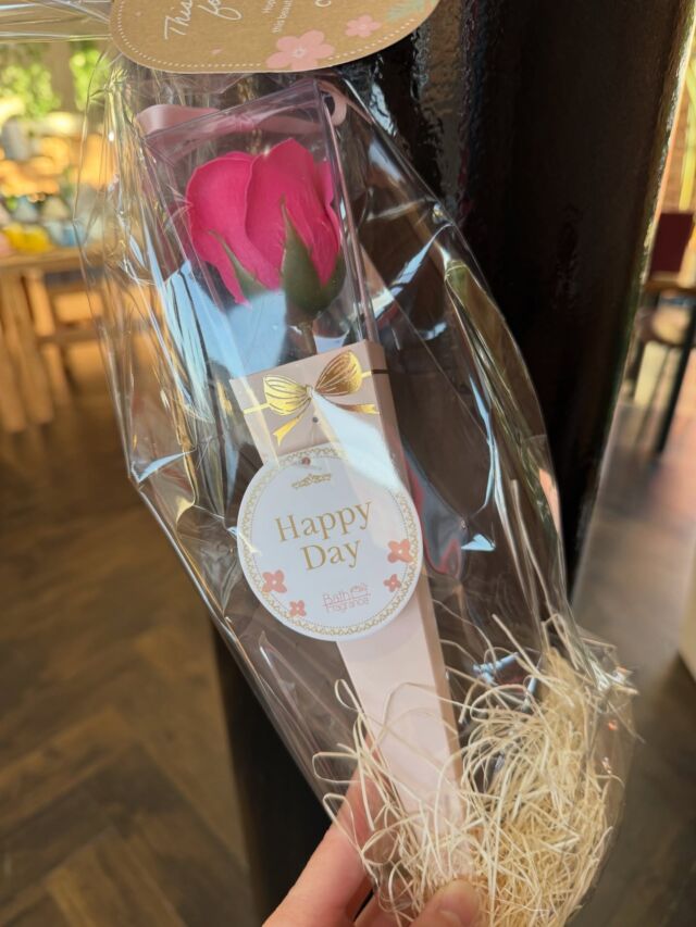 この3月で、
オレンジコーヒースタンドは３周年を迎えました🧡  ほぼワンオペのため、お待たせしてしまったりセルフサービスなどでご協力をいただくことも多い中、温かいお客さまに支えていただけたおかげです  「3周年おめでとう」と可愛いお花をいただけたこともとても嬉しく思います🌷  *-*-*-*-*-*-*-*-*-*-*-*-*-*-*-*-*-*-*-*-*-*-*-*-*
🍊ORANGE COFFEE STAND 🍊  〒683-0804
鳥取県米子市米原7-2-1 
マツヤショールーム内
OPEN 10:30 ⇨ CLOSE 16:30 (LO 16:00)
定休日 木 / 日 / 祝
キャッシュレス決済 各種対応
駐車場 有  *-*-*-*-*-*-*-*-*-*-*-*-*-*-*-*-*-*-*-*-*-*-*-*-*
#orange_coffee_stand