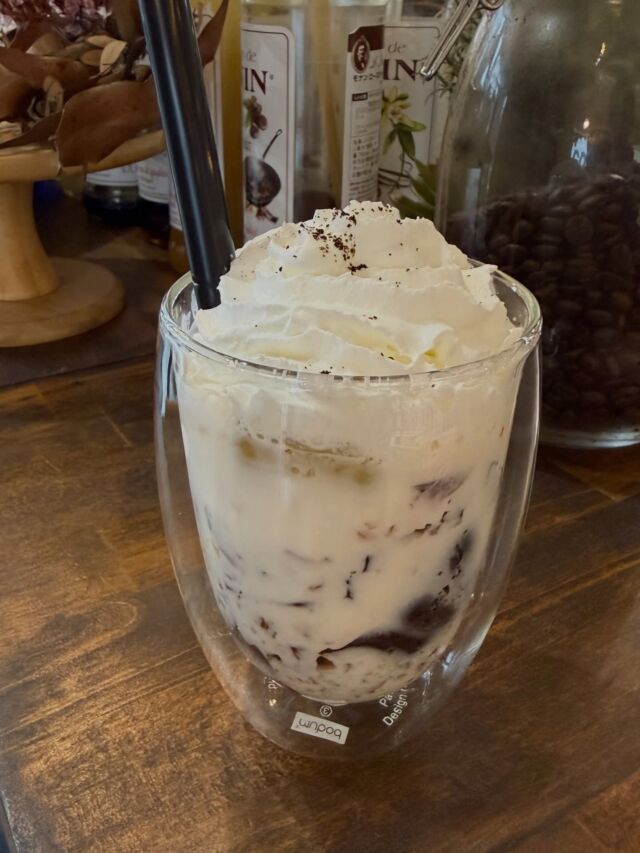 【期間限定ドリンク】
クラッシュコーヒーゼリーミルク初登場です🙌  コーヒーゼリーに牛乳を注いでホイップをトッピング！
スイーツ感覚のドリンクです  お好きなスイーツを一緒にご注文いただくと
合計金額から100円引き♪  *-*-*-*-*-*-*-*-*-*-*-*-*-*-*-*-*-*-*-*-*-*-*-*-*
🍊ORANGE COFFEE STAND 🍊  〒683-0804
鳥取県米子市米原7-2-1 
マツヤショールーム内
OPEN 10:30 ⇨ CLOSE 16:30 (LO 16:00)
定休日 木 / 日 / 祝
キャッシュレス決済 各種対応
駐車場 有  *-*-*-*-*-*-*-*-*-*-*-*-*-*-*-*-*-*-*-*-*-*-*-*-*  #orange_coffee_stand #期間限定ドリンク #米子カフェ