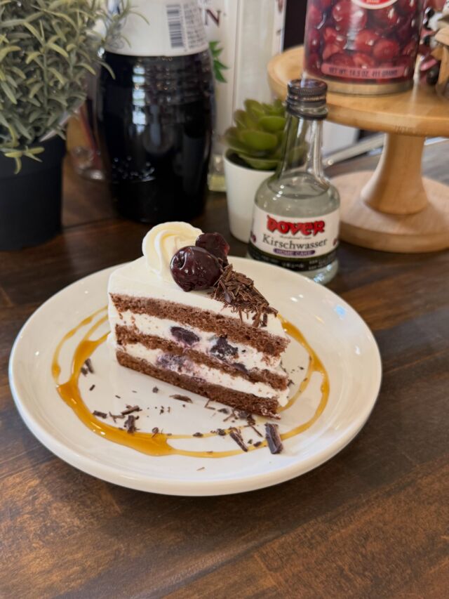 【new!】フォレノワール  ココアスポンジにダークチェリーをサンド。
香り付けにキルシュを使ったケーキです🍒  お好きなドリンクを一緒にご注文いただくと
合計金額から100円引き♪  ※5/25(月)カフェの営業はお休みです！ご注意ください🙇‍♀️
ショールームは通常営業しております🔨  *-*-*-*-*-*-*-*-*-*-*-*-*-*-*-*-*-*-*-*-*-*-*-*-*
🍊ORANGE COFFEE STAND 🍊  〒683-0804
鳥取県米子市米原7-2-1 
マツヤショールーム内
OPEN 10:30 ⇨ CLOSE 16:30 (LO 16:00)
定休日 木 / 日 / 祝
キャッシュレス決済 各種対応
駐車場 有  *-*-*-*-*-*-*-*-*-*-*-*-*-*-*-*-*-*-*-*-*-*-*-*-*
#orange_coffee_stand #米子カフェ #takeout
