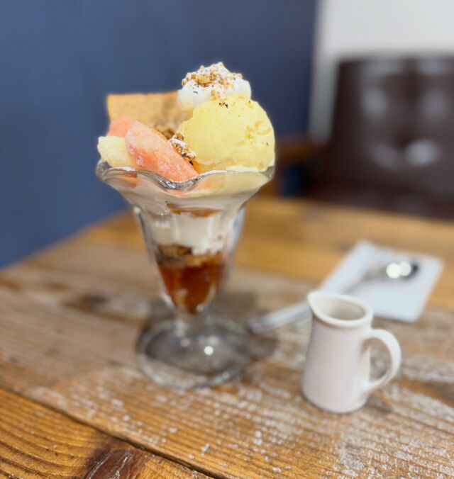 【NEW】
紅茶とグレープフルーツのパフェ 1,000円  紅茶シフォン
バニラアイス
紅茶のクランブル
フローズングレープフルーツ
スポンジ、生クリーム
はちみつヨーグルト
ナタデココ
グラノーラ
紅茶ゼリーの層になっています
紅茶シロップはお好みでご利用ください♪  ※盛り付けにお時間をいただきます、ご了承ください🙇‍♀️  *-*-*-*-*-*-*-*-*-*-*-*-*-*-*-*-*-*-*-*-*-*-*-*-*
🍊ORANGE COFFEE STAND 🍊  〒683-0804
鳥取県米子市米原7-2-1 
マツヤショールーム内
OPEN 10:30 ⇨ CLOSE 16:30 (LO 16:00)
定休日 木 / 日 / 祝
キャッシュレス決済 各種対応
駐車場 有  *-*-*-*-*-*-*-*-*-*-*-*-*-*-*-*-*-*-*-*-*-*-*-*-*
#orange_coffee_stand #パフ #米子カフェ