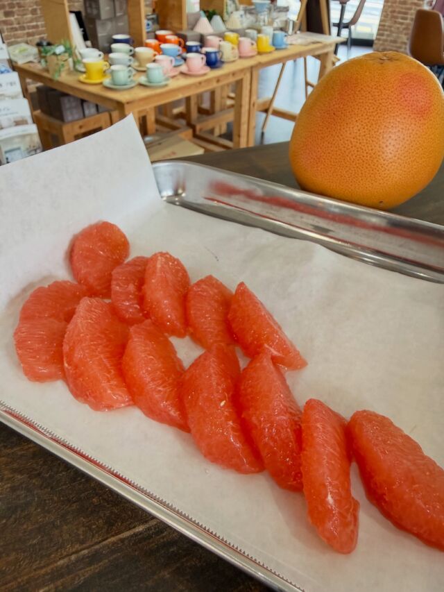 紅茶とグレープフルーツのパフェで使うグレープフルーツは食べやすいように一房ずつにし、小さな種も取り除いてからひんやり凍らせて提供しています❄️  写真を撮りながら気付いた小さな種もこの後きちんと取り除きました🙇‍♀️  *-*-*-*-*-*-*-*-*-*-*-*-*-*-*-*-*-*-*-*-*-*-*-*-*
🍊ORANGE COFFEE STAND 🍊  〒683-0804
鳥取県米子市米原7-2-1 
マツヤショールーム内
OPEN 10:30 ⇨ CLOSE 16:30 (LO 16:00)
定休日 木 / 日 / 祝
キャッシュレス決済 各種対応
駐車場 有  *-*-*-*-*-*-*-*-*-*-*-*-*-*-*-*-*-*-*-*-*-*-*-*-*
#パフェ #orange_coffee_stand